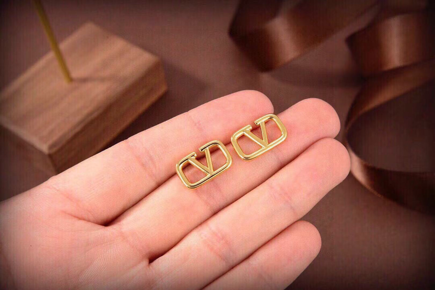 [Eternal Jewelry]Gold V-shaped stud earrings
