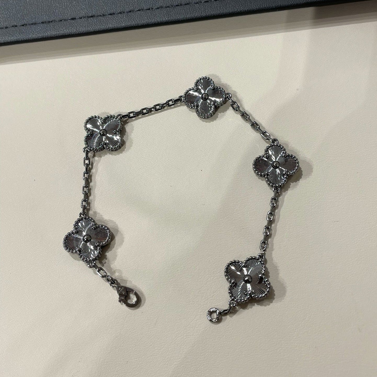 [Eternal Jewelry]CLOVER 5 MOTIF BLACK BRACELET