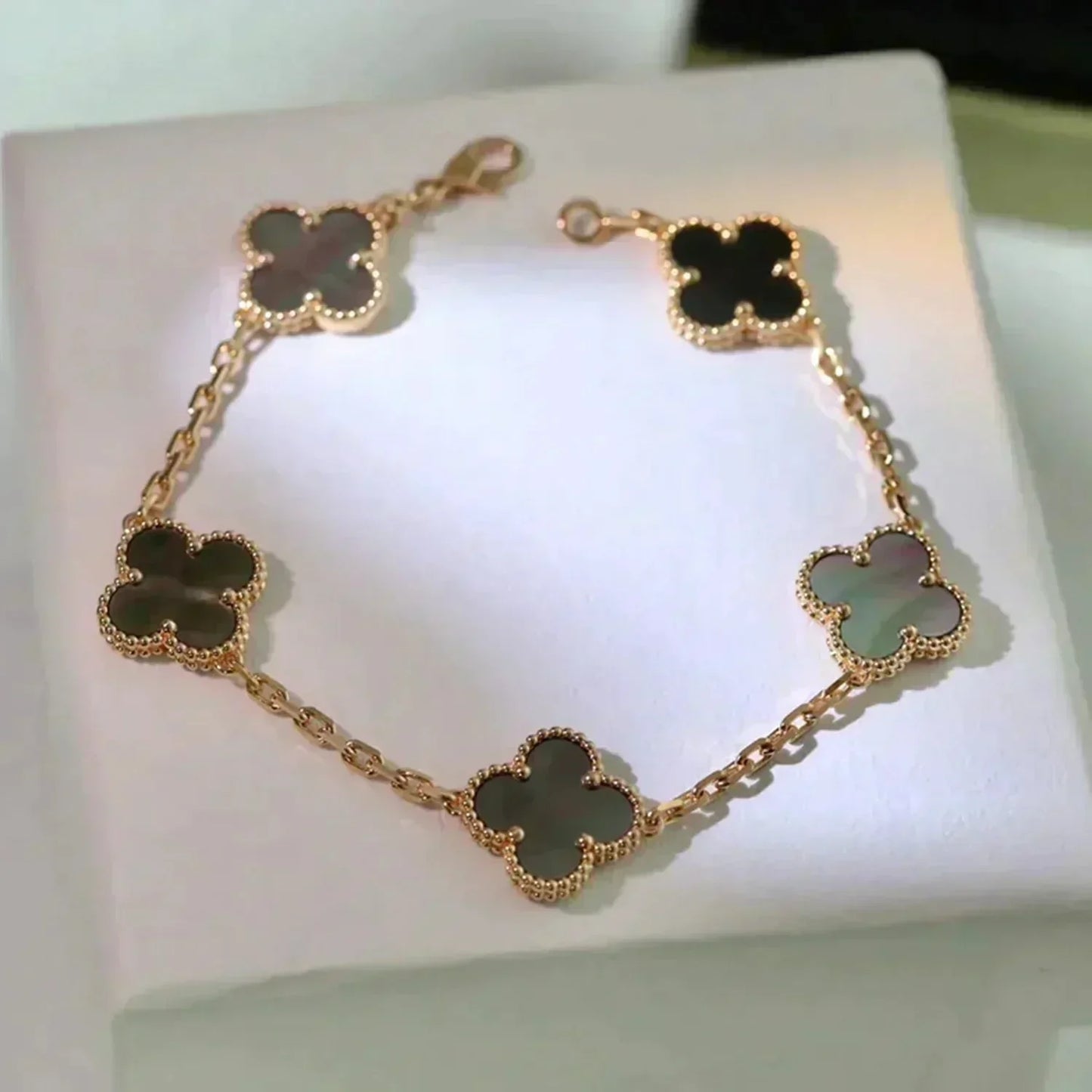 [Eternal Jewelry]CLOVER 5 MOTIF GRAY MOP  BRACELET