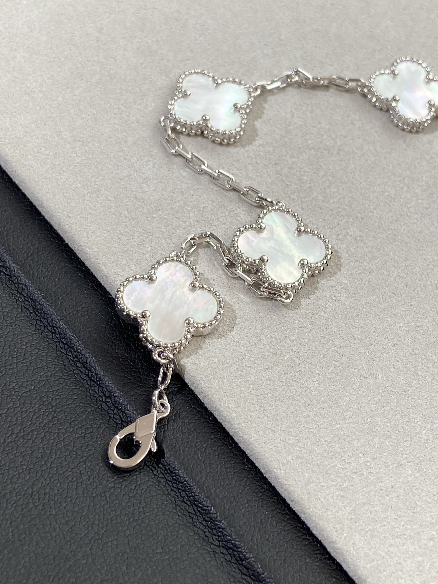 [Eternal Jewelry]CLOVER SILVER MOP 5 MOTIF BRACELET