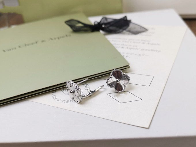 [Eternal Jewelry]CLOVER MEDIUM STUD EARRINGS