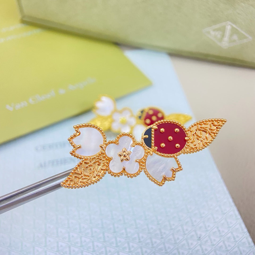 [Eternal jewelry] Petal Leaf Ladybug Brooch