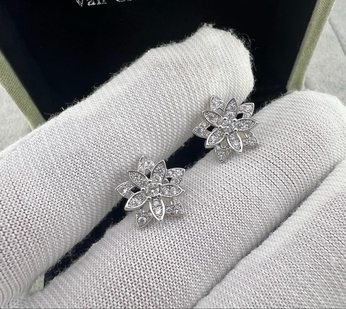 [Eternal jewelry] Full Diamond Hollow Lotus Necklace Set
