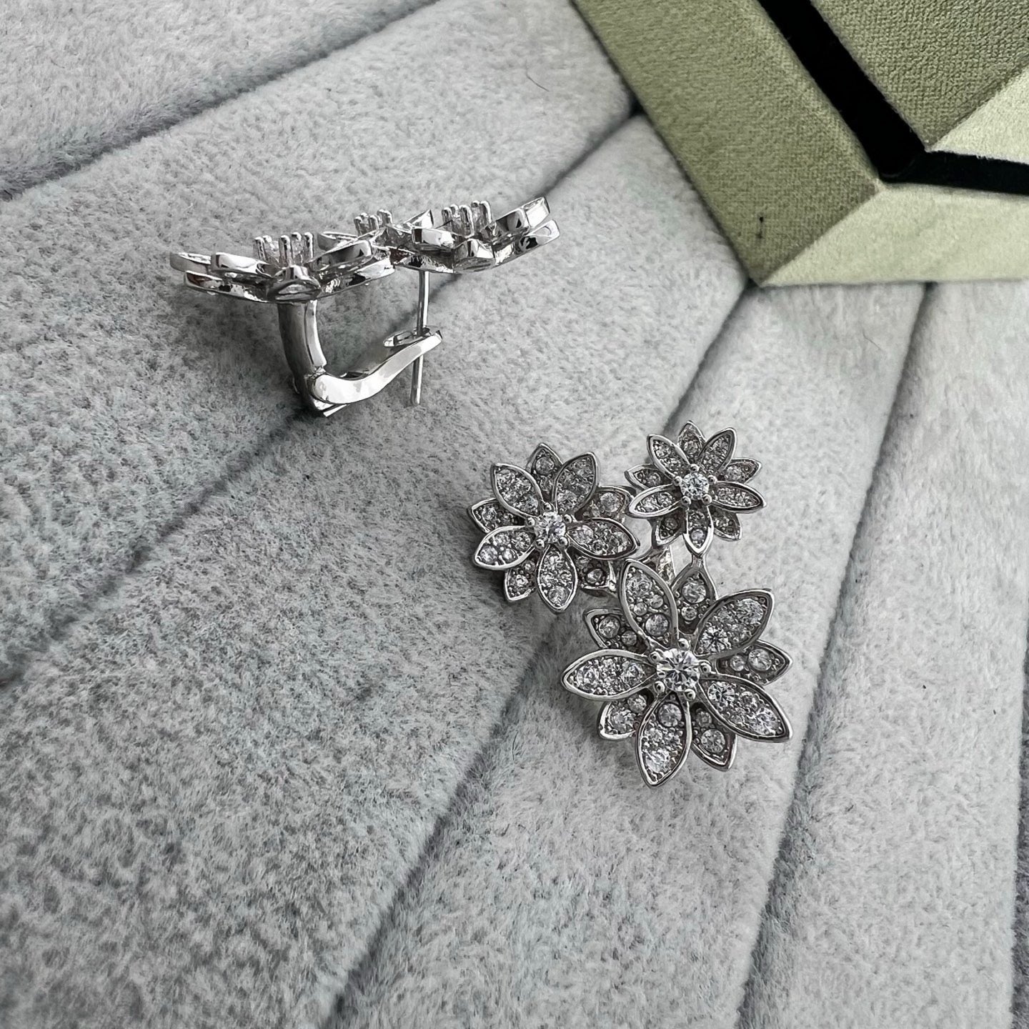 [Eternal jewelry] Full Diamond Hollow Lotus Necklace Set