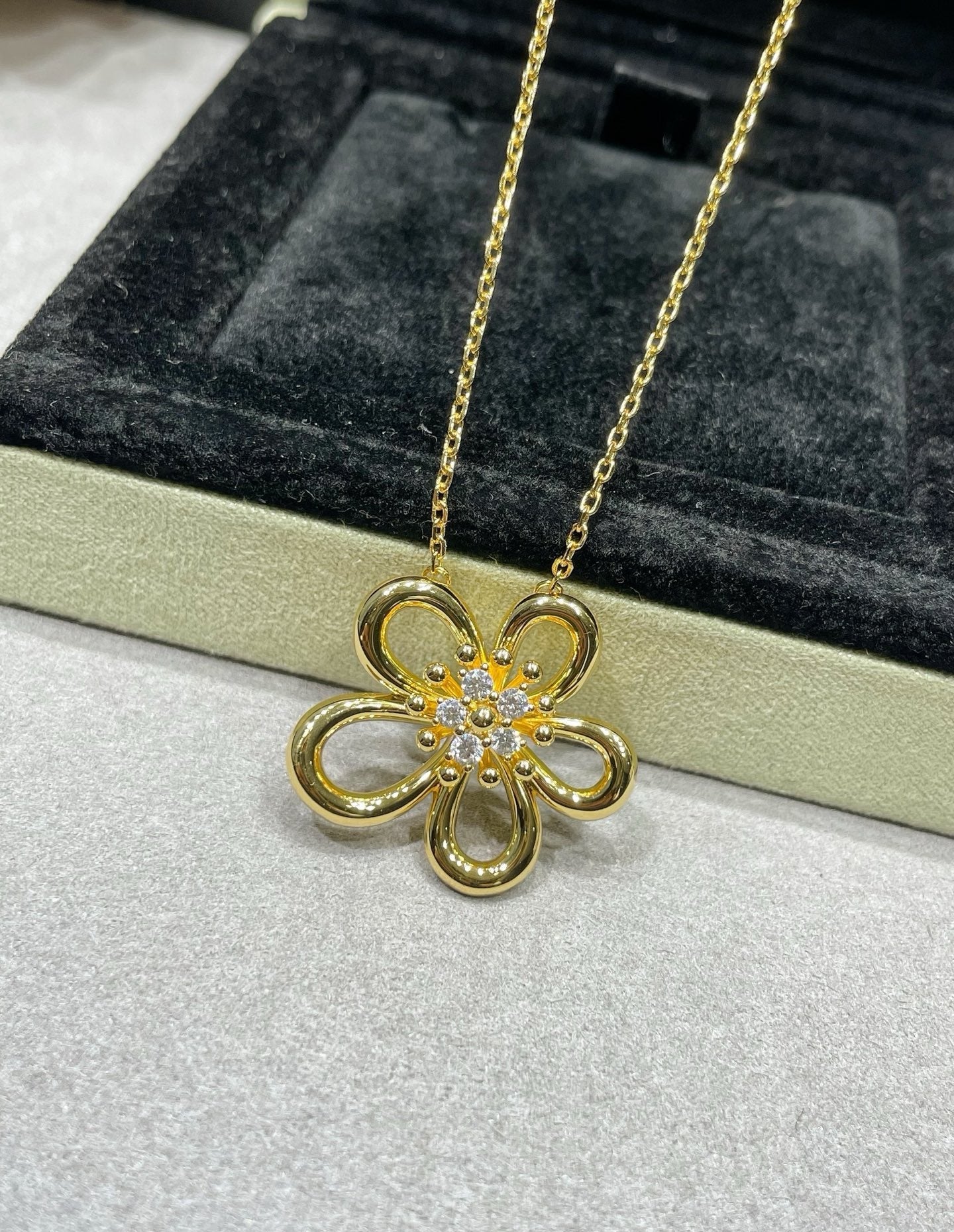 [Eternal jewelry] Flower Jewelry Set with Diamond Center