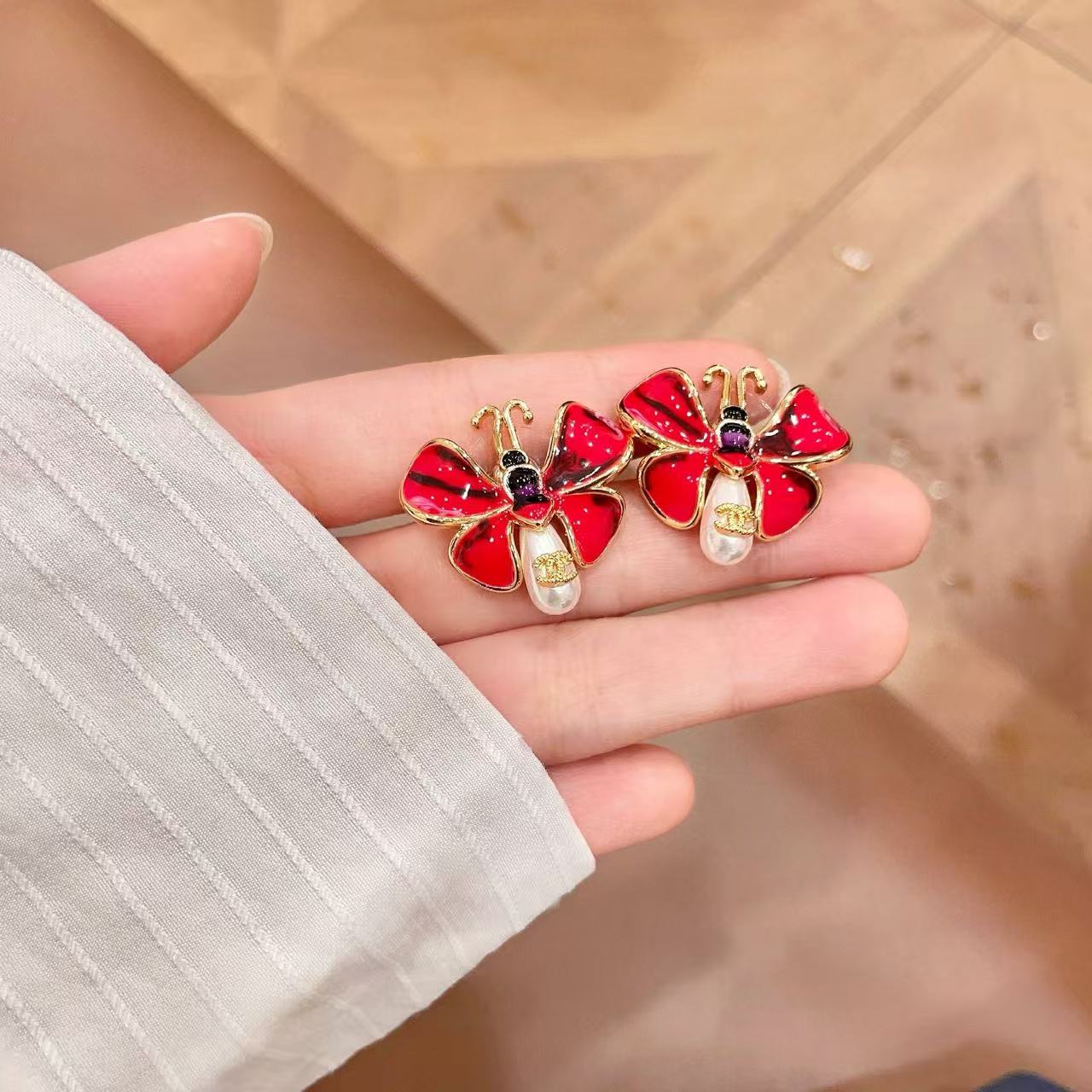[Eternal jewelry] Ladybug Enamel & Faux Pearl Clip-On Earrings