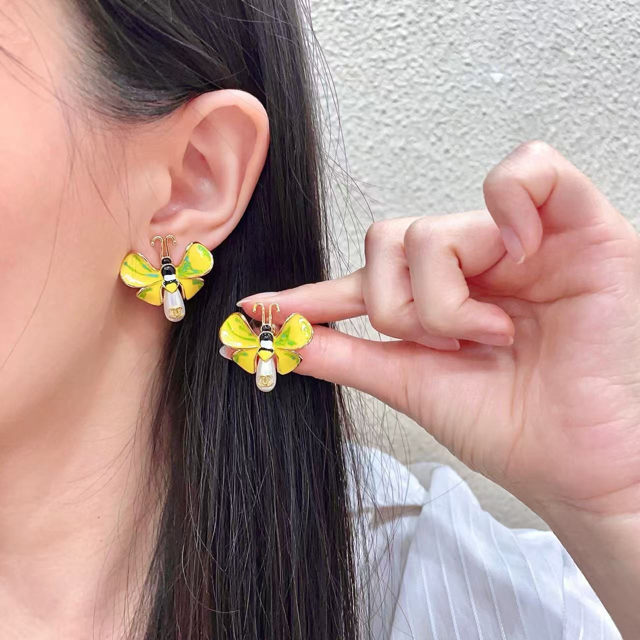 [Eternal jewelry] Ladybug Enamel & Faux Pearl Clip-On Earrings