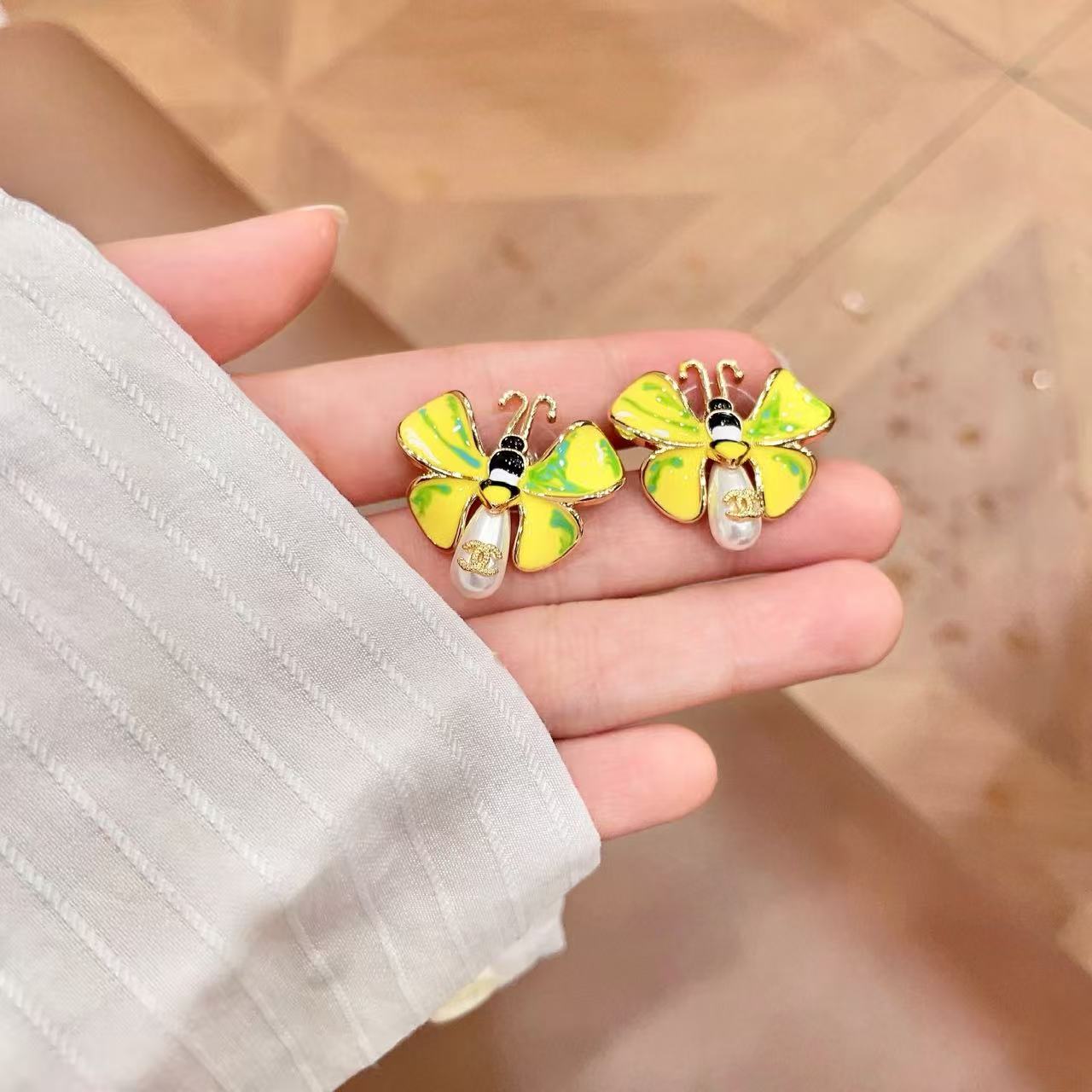 [Eternal jewelry] Ladybug Enamel & Faux Pearl Clip-On Earrings