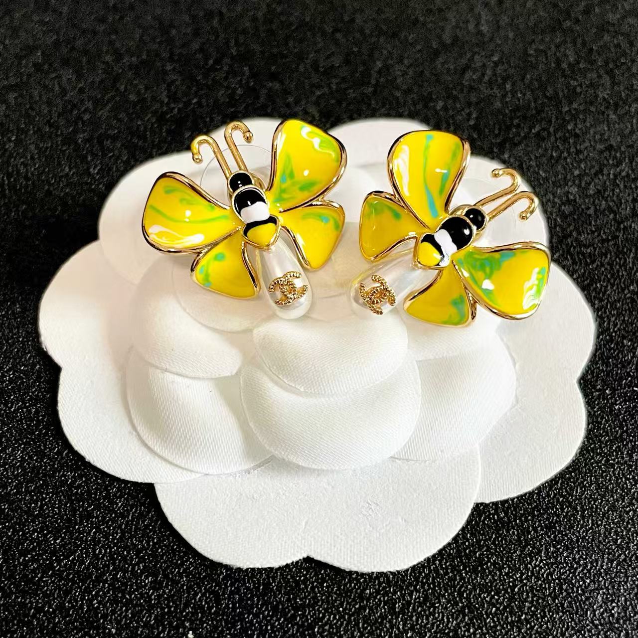 [Eternal jewelry] Ladybug Enamel & Faux Pearl Clip-On Earrings