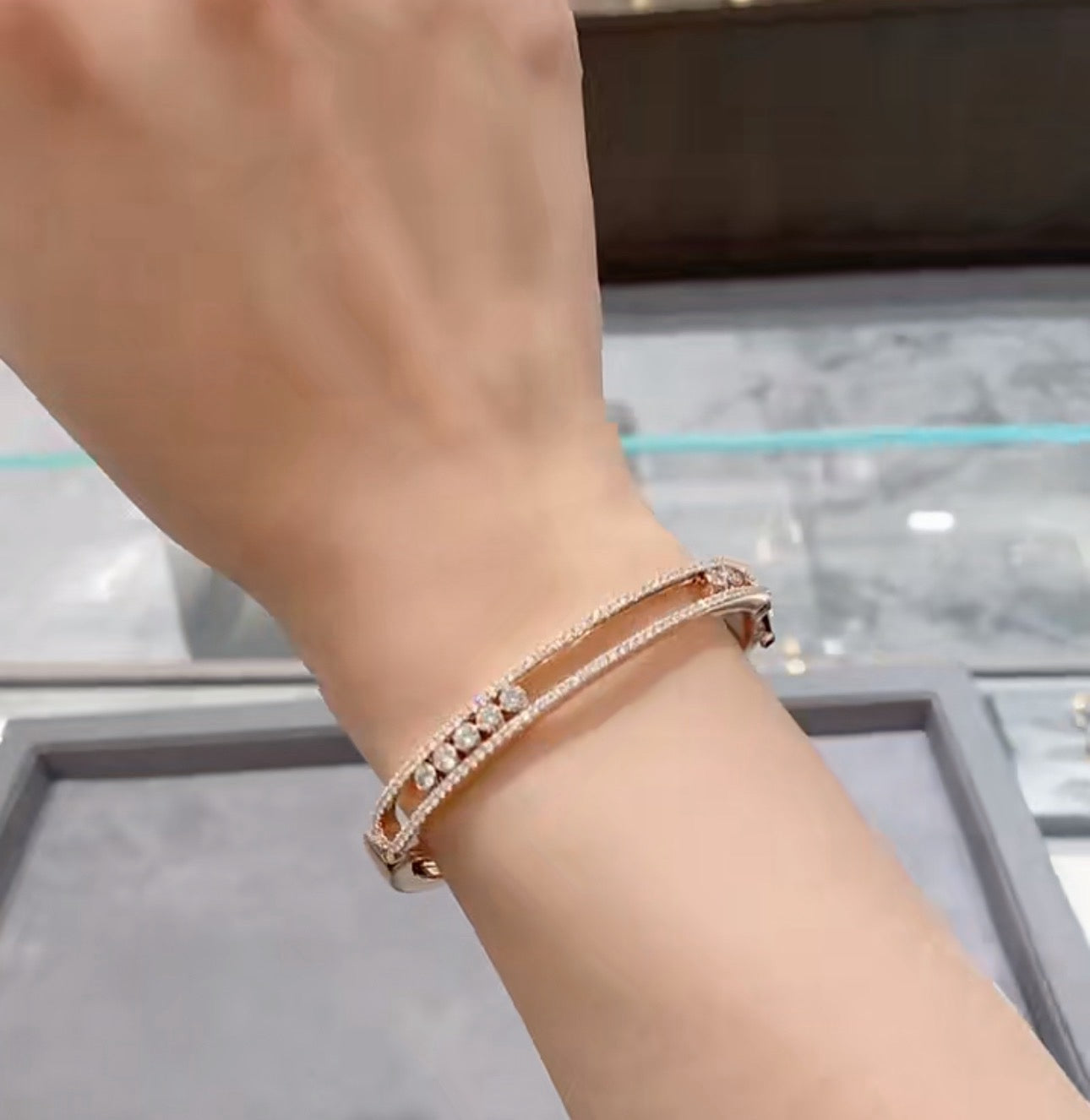 [Eternal Jewelry]Move Classique 7‑Moving‑Diamond Bangle, Double‑Row Pavé Setting