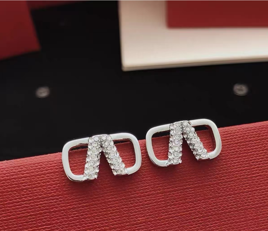 [Eternal Jewelry]V-shaped stud earrings
