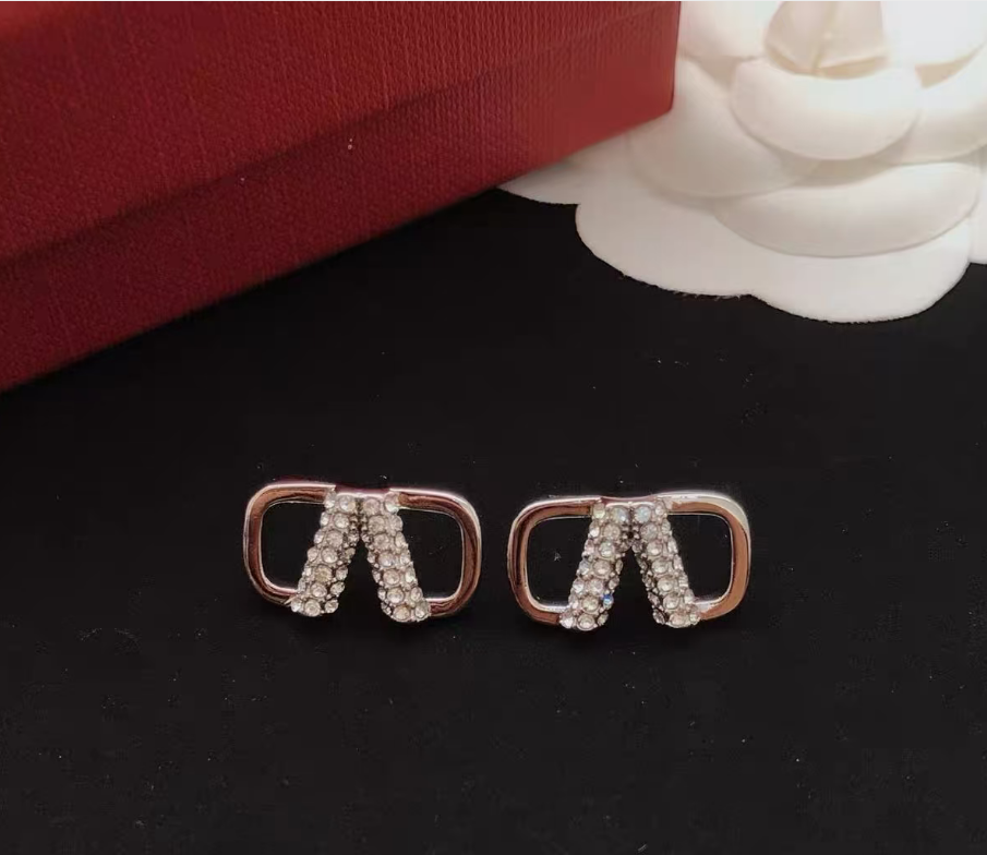 [Eternal Jewelry]V-shaped stud earrings