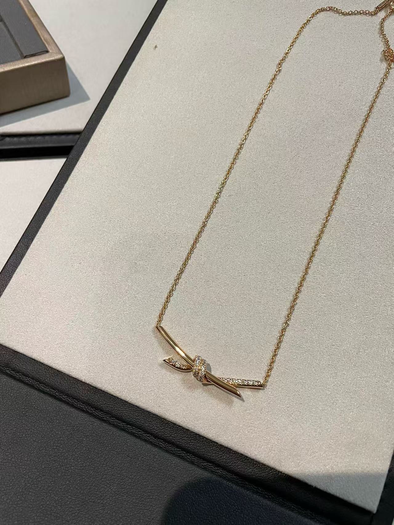 [Eternal Jewelry]T House Diamond-Studded Knot Necklace