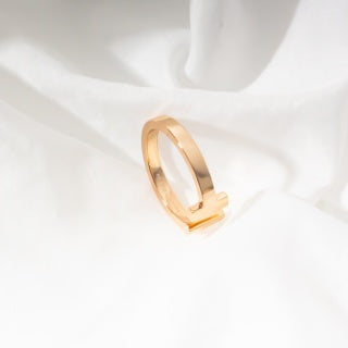[Eternal jewelry]T ring, available in silver and rose gold.