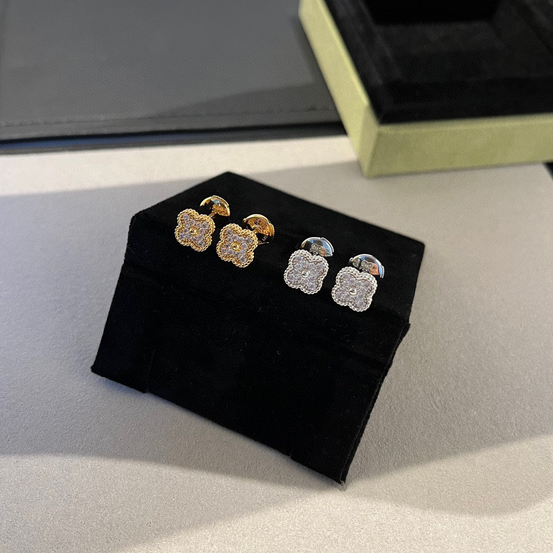 [Eternal Jewelry]CLOVER MINI DIAMOND STUD EARRINGS
